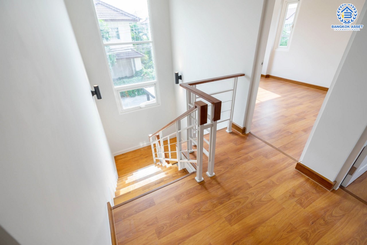 บ้านมือสองตกแต่งใหม่ คุณภาพแบรนด์ AP ม.เดอะเซนโทร รัตนาธิเบศร์-ราชพฤกษ์ ดีไซน์ Classic เนื้อที่ 50.8 ตร.ว. ฟังก์ชั่นจัดเต็ม 3 ห้องนอน 3 ห้องน้ำ 2 ที่จอดรถ บนทำเลศักยภาพ เชื่อมต่อหลายเส้นทางทั้ง ถ.ราชพฤกษ์ ,ถ.รัตนาธิเบศร์ และถ.กาญจนาภิเษก และเพียง 5 นาทีถึงรถไฟฟ้า "สถานีบางพลู"